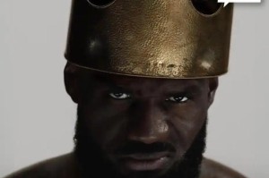 开云体育下载-自称天选之人＋戴皇冠！詹姆斯广告引争议，球迷：洗地抱团人设