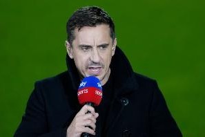 内维尔：曼联必须解决门将位置的问题，他们需要有强大气场的门将